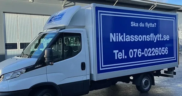 Niklassons Flytt lastar bohag vid flytt i Helsingborg
